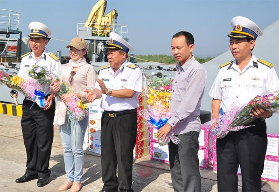  Chuẩn đô đốc Mai Tiến Tuyên tặng hoa cho đại diện phóng viên và trưởng đoàn
