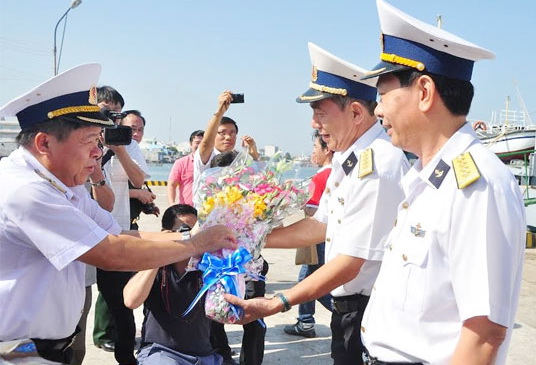 Chuẩn đô đốc Mai Tiến Tuyên tặng hoa cho 2 trưởng đoàn