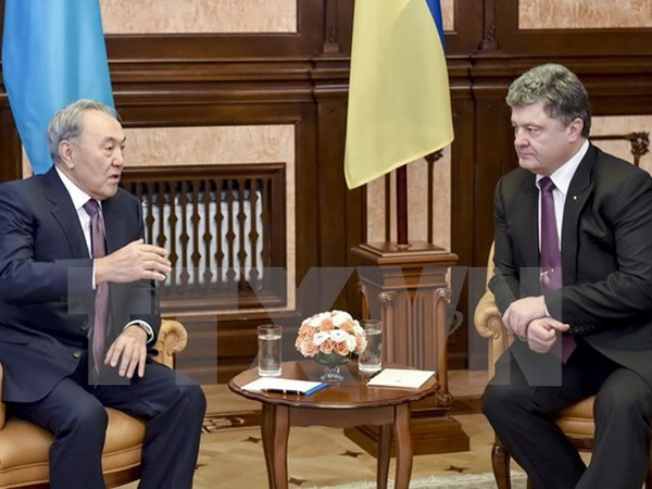 Tổng thống Ukraine Petro Poroshenko (phải) hội đàm với người đồng cấp Kazakhstan Nursultan Nazarbayev đang ở thăm Ukraine.(Nguồn: AFP/TTXVN)