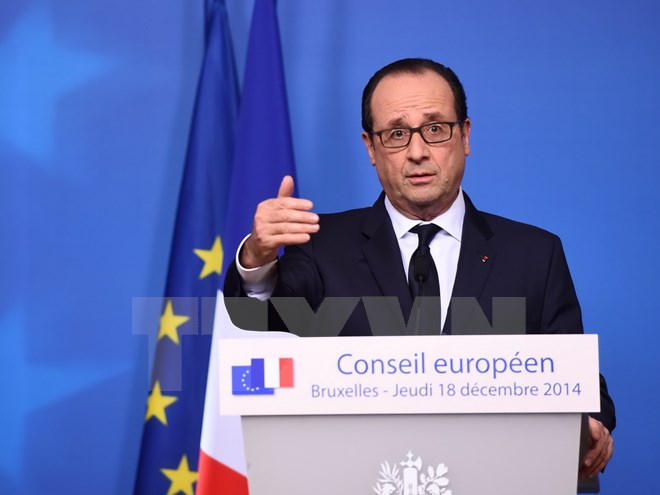 Tổng thống Pháp Francois Hollande tuyên bố EU có thể giảm nhẹ các lệnh trừng phạt Nga. (Nguồn: AFP/TTXVN)