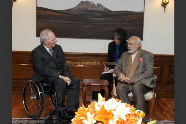 Thủ tướng Ấn Độ Narendra Modi (phải) cùng Bộ trưởng tài chính Đức Wolfgang Schauble . (Nguồn: Newswala.com)