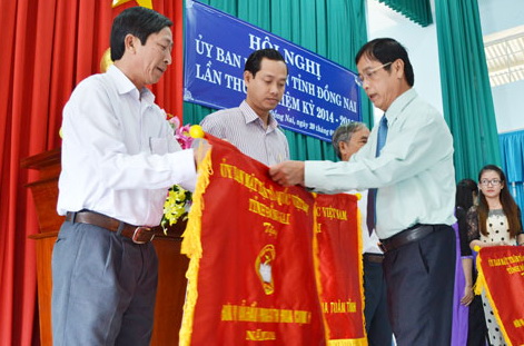Đồng chí Vy Văn Vũ, Ủy viên Ban TVTU, Chủ tịch Ủy ban MTTQ tỉnh trao tặng bằng khen và cờ thi đua cho các đơn vị đạt thành tích xuất sắc trong công tác mặt trận năm 2014.