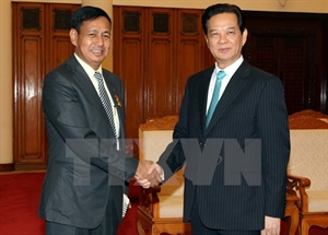 Prime Minister Nguyen Tan Dung (right); Myanmar’s Minister of Information Ye Htut 