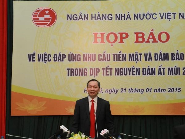 Phó Thống đốc Ngân hàng Nhà nước Đào Minh Tú chủ trì họp báo. (Ảnh: Văn Hiếu/Vietnam+)