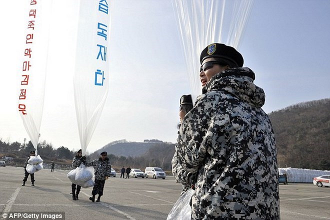 Nhóm dân sự tại Hàn Quốc dùng bóng bay rải truyền đơn chống Triều Tiên. (Nguồn: AFP)