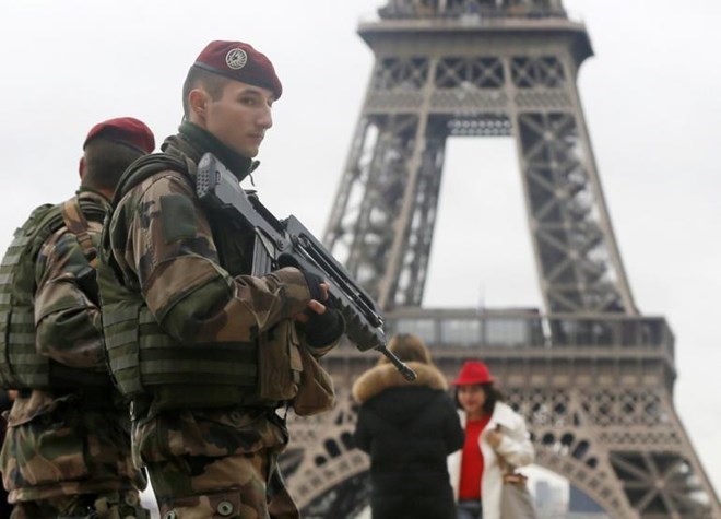 Cảnh sát Pháp có vũ trang triển khai bảo vệ trung tâm thủ đô Paris. (Nguồn: Reuters)