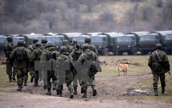 Binh sỹ Nga tuần tra ở Perevalnoye, ngoại ô Simferopol ngày 20/3. (Nguồn: AFP/TTXVN)