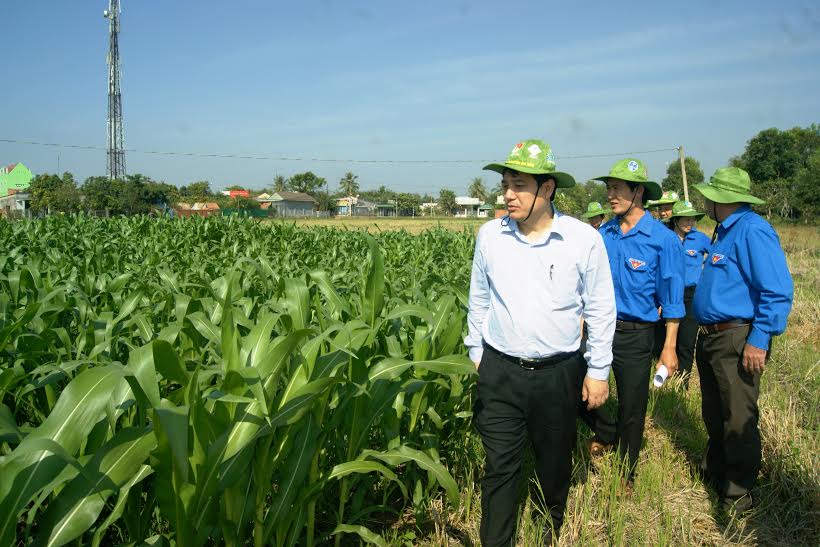 Anh Nguyễn Đắc Vinh, Ủy viên dự khuyết Trung ương Đảng, Bí thư thứ nhất Trung ương Đoàn tham quan mô hình hợp tác xã sản xuất, thương mại, dịch vụ thanh niên Xuân Thọ (huyện Xuân Lộc)