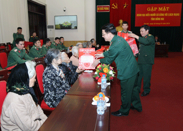 Major General Tran Van Minh, Director of the Department of Policy, presents gifts to delegates from Dong Nai