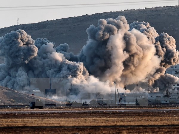 Khói bốc lên sau các cuộc không kích IS của liên quân quốc tế xuống thị trấn Kobane của Syria ngày 8/10/2014. (Nguồn: AFP/TTXVN)