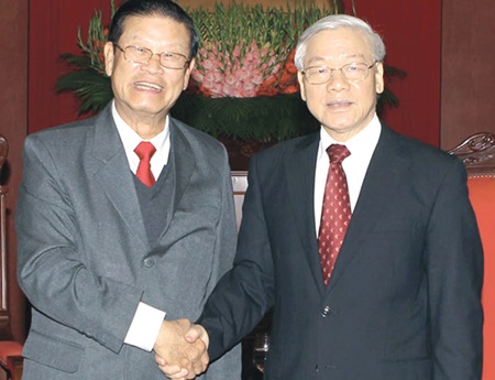 Party Secretary Nguyen Phu Trong (R) receives Lao Deputy Prime Minister Somsavad Lengsavath in Ha Noi yesterday. 