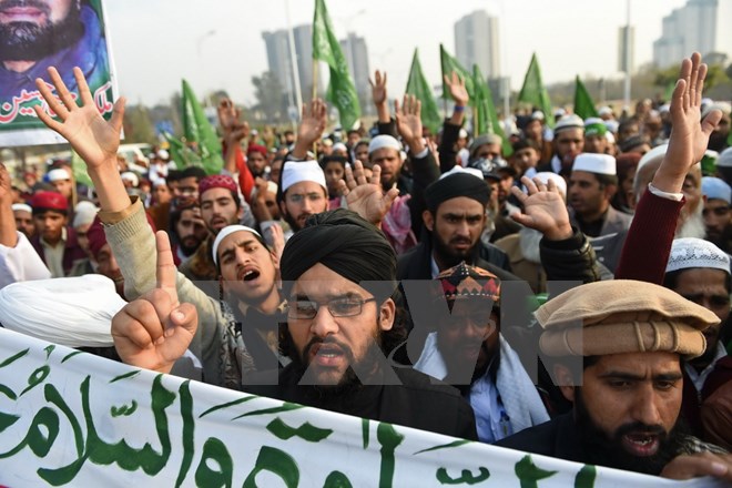 Tuần hành phản đối tạp chí Charlie Hebdo ở thủ đô Islamabad, Pakistan. (Ảnh: AFP/TTXVN)