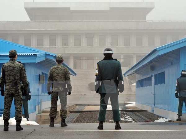 Binh sỹ Hàn Quốc đứng gác tại làng đình chiến Panmunjom. (Ảnh: AFP/TTXVN)