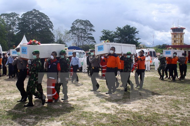 Chuyển thi thể các nạn nhân vụ tai nạn máy bay QZ8501 tại sân bay ở Pangkalan Bun. (Nguồn: AFP/TTXVN)