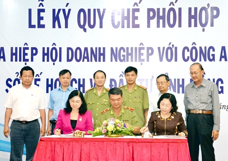 Bà Nguyễn Thị Lệ Hồng (phải), Chủ tịch Hội Doanh nghiệp tỉnh Đồng Nai; Thiếu tướng Nguyễn Văn Khánh, Giám đốc Công an tỉnh và bà Bồ Ngọc Thu, Giám đốc Sở Kế hoạch - đầu tư cùng  ký kết quy chế phối hợp. Ảnh: V.Nam