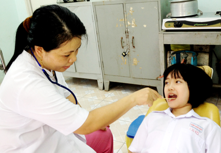 Học sinh khám bệnh tại phòng y tế học đường Trường tiểu học Trịnh Hoài Đức, TP.Biên Hòa.