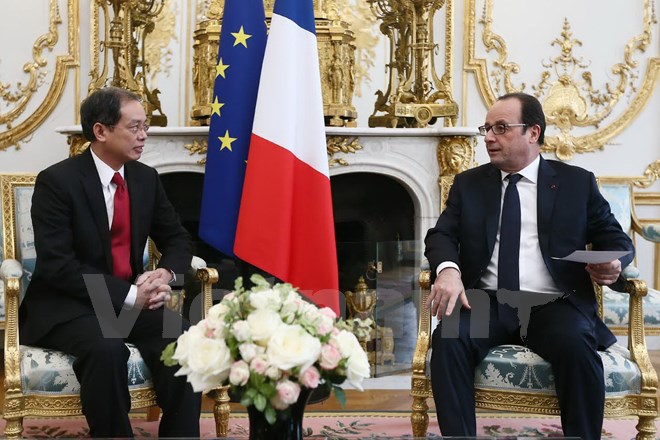 Tổng thống Pháp François Hollande tiếp Đại sứ Nguyễn Ngọc Sơn sau buổi lễ trình quốc thư. (Ảnh: Vietnam+)