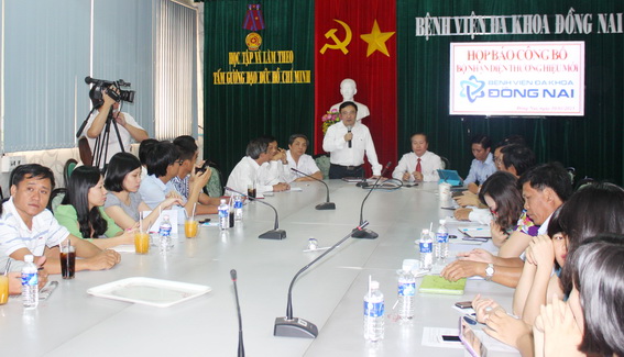 Bác sĩ Phan Huy Anh vũ, Giám đốc Bệnh viện đa khoa Đồng Nai phát biểu tại buổi họp báo