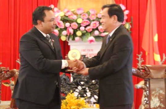 Secretary Tran Dinh Thanh receives Mr Shazryll Zahiran