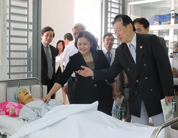 Ông Yamazaki Manabu, Chủ tịch Hiệp hội bác sĩ Nhật Bản tham quan phòng thực tập của các điều dưỡng