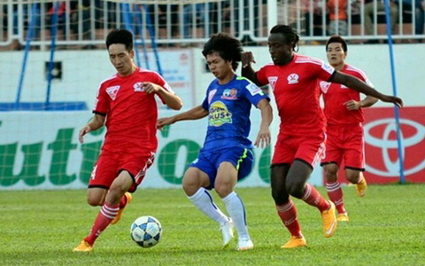 Than Quang Ninh (áo đỏ) đánh bại HA.GL 2-1 ngay tại Pleiku