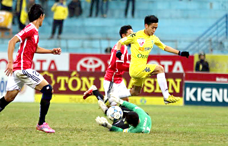 Hàng thủ Đồng Nai chơi xuất sắc trong hiệp I nhưng lại mất tập trung khi hơn người.