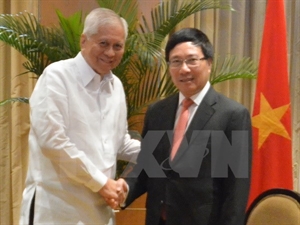 Deputy Prime Minister and Foreign Minister Pham Binh Minh (R) and Foreign Minister Albert F. del Rosario 