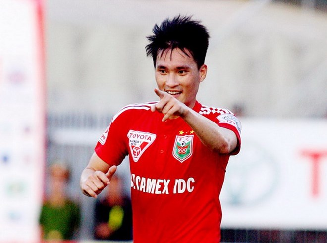 Công Vinh ghi bàn cho Becamex Bình Dương ở V-League 2015.