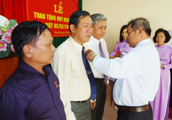 Đồng chí Huỳnh Văn Hồng, Bí thư Đảng ủy Khối các cơ quan tỉnh gắn huy hiệu cho 3 đồng chí được nhận huy hiệu 40-30 năm tuổi Đảng.