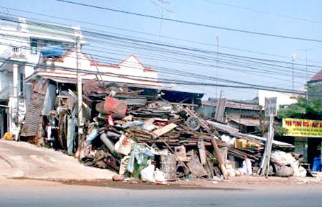 Cơ sở kinh doanh phế liệu chất đống tại ấp Nguyễn Huệ 2, xã Quang Trung, huyện Thống Nhất (ảnh chụp ngày 29-1).