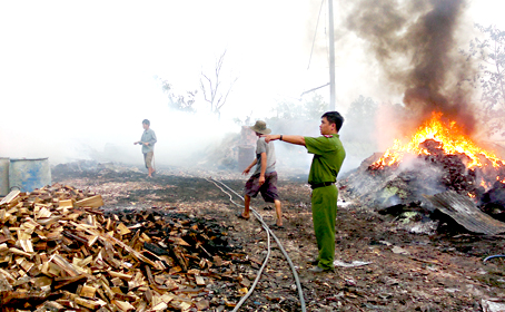 Xưởng phế liệu của ông Lê Hữu Minh cháy lớn vào chiều 27-1.