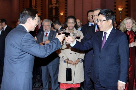 The Deputy Prime Minister raises glasses with diplomatic representatives on the occasion of the coming Lunar New Year