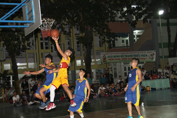 Một pha tấn công của đội Ngựa Bay (áo vàng) về phía đội A1