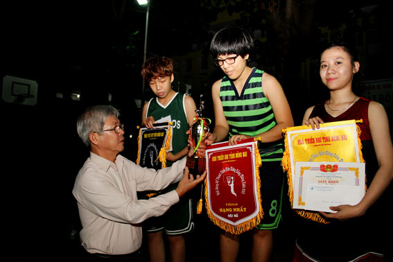 ... và chức vô địch giải nữ cho đội Aon