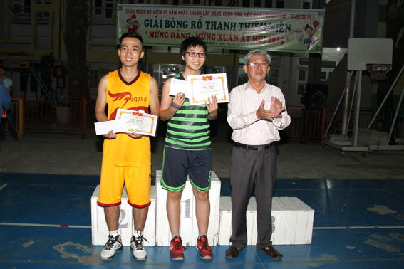 BTC trao giải cho 2 cầu thủ nam, nữ xuất sắc nhất