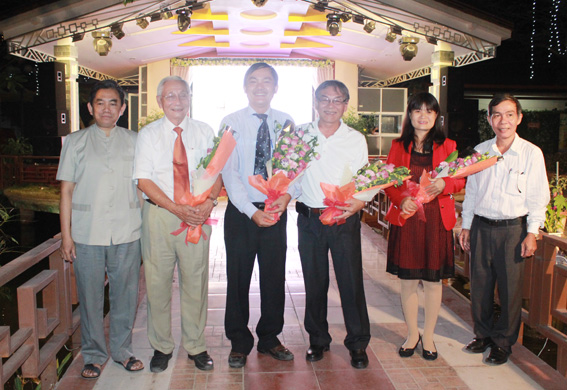 Đồng chí Huỳnh Văn Tới, Trưởng Ban Tuyên giáo Tỉnh ủy và Giám đốc Sở Thông tin – Truyền thông tặng hoa cho các tác giả cuốn sách và những người liên quan.