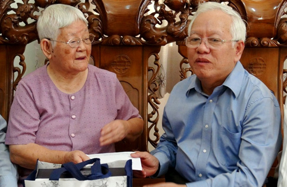 Lãnh đạo TP.Hồ Chí Minh tặng xã Bình Sơn anh hùng 5 tỷ đồng