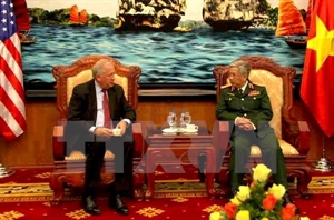 Defence leader receives US official