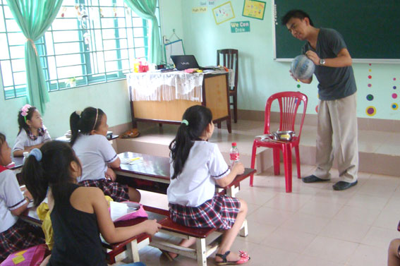 Một tiết học có giáo viên người Philippines giảng dạy tại  huyện Xuân Lộc