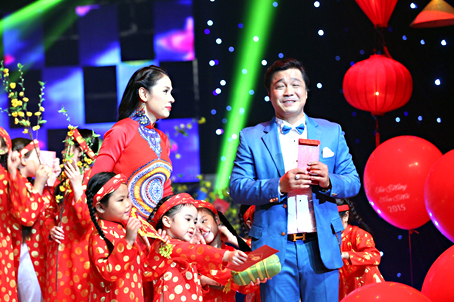 Lý Hùng - Việt Trinh lần đầu song ca trên sân khấu Hương Tết Việt 2015. Ảnh: KMEDIA