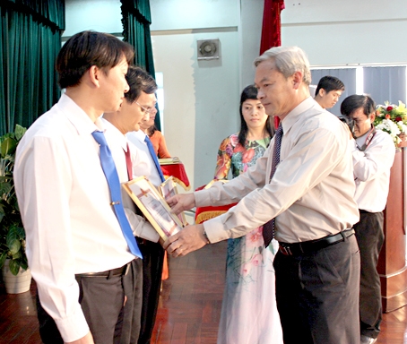 Vice Chairman awards certificates of merit to outstanding collectives