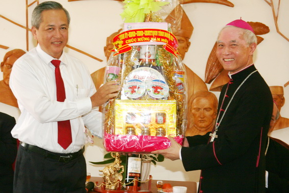 Đồng chí Huỳnh Văn Tịnh, Trưởng ban Ban Dân vận Tỉnh ủy tặng quà tết cho Giám mục phụ tá Giáo phận Xuân Lộc Đinh Đức Đạo