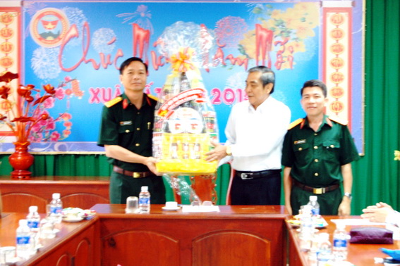 Đồng chí Trần Văn Tư trao quà cho đơn vị và chúc tết đơn vị
