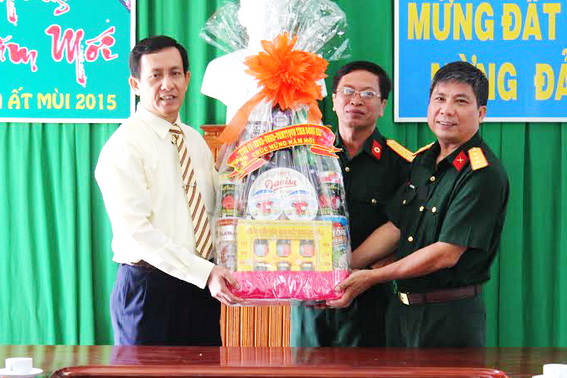 Trưởng ban Tổ chức Tỉnh ủy Phạm Văn Ru tăng quà cho các y bác sỹ Bệnh viện Quân y 7B.