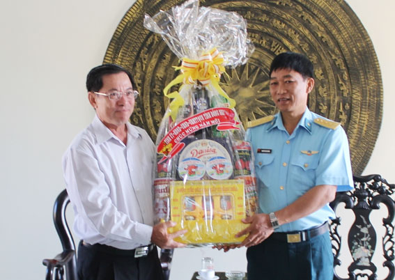 Đồng chí Trần Minh Thấu tặng quà tết cho Trung đoàn Tên lửa 93.