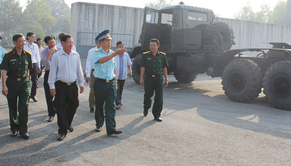 Đồng chí Trần Minh Thấu thăm Trung đoàn Tên lửa 93.