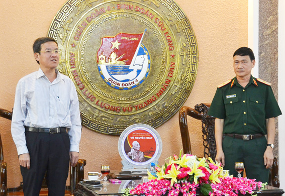 Chủ tịch UBND tỉnh Đinh Quốc Thái đến thăm và chúc tết Quân Đoàn 4 