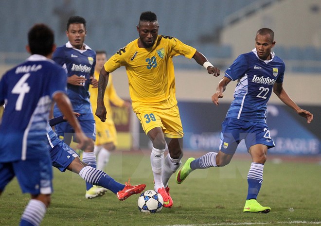 Pha cầm bóng đột phá dũng mãnh của tiền đạo Samson (giữa - Hà Nội T&T). (Ảnh: TTXVN)