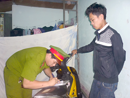 Công an phường An Bình (TP.Biên Hòa) kiểm tra hành chính tại các khu nhà trọ.