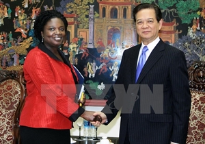 PM Nguyen Tan Dung (R) and WB Country Director Victoria Kwakwa